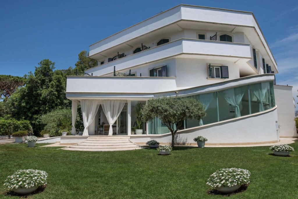 Albergo esclusivo in vendita facciata architettura moderna bianca con parco e ingresso principale