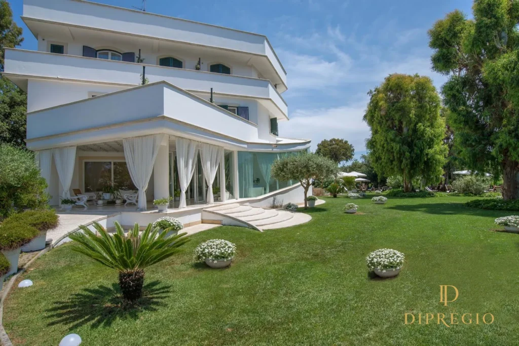 Facciata dell'hotel con ingresso elegante nel parco privato